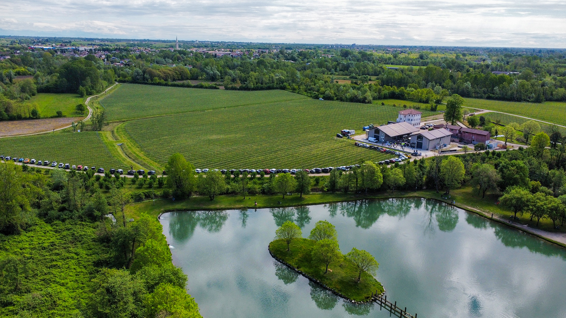 Macchina che percorre una strada sterrata